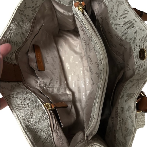 Michael kors purse - Picture 6 of 8